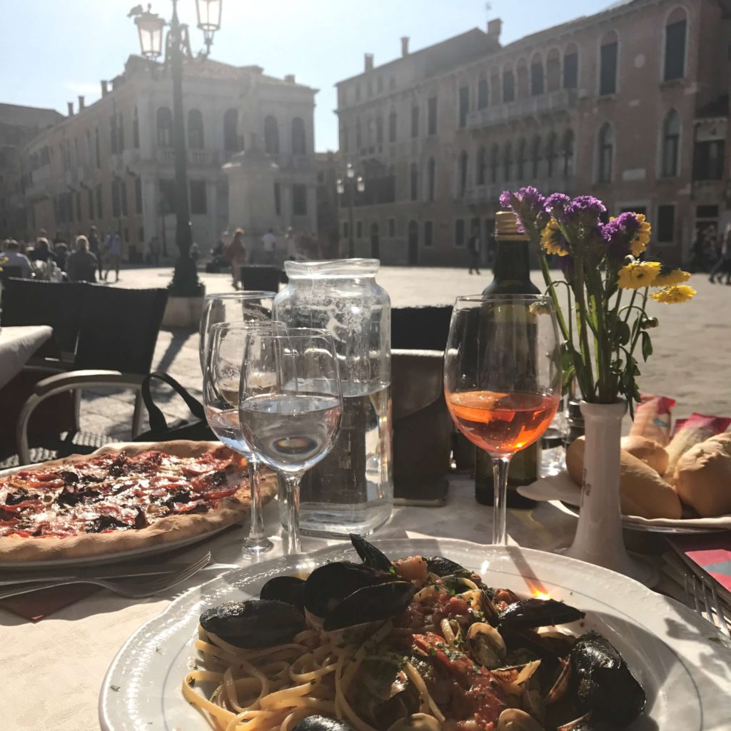 Náš oběd na Benátském náměstí